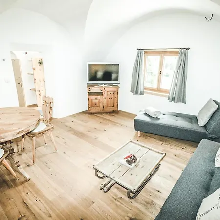 Il Maschun Im Historischen Engadinerhaus Scuol