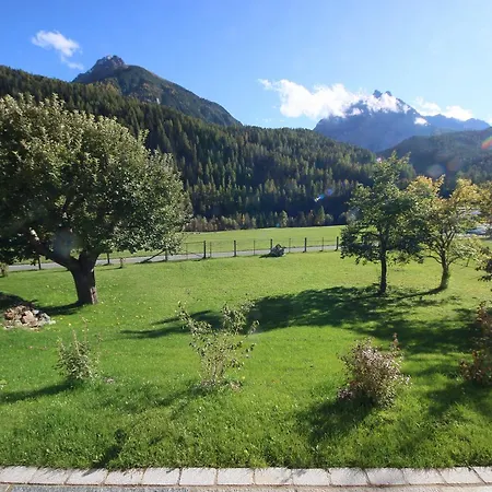 Il Maschun Im Historischen Engadinerhaus Scuol