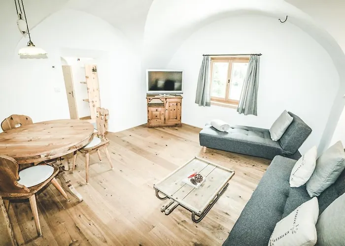 Il Maschun Im Historischen Engadinerhaus Scuol