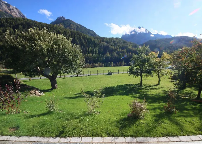Il Maschun Im Historischen Engadinerhaus Scuol